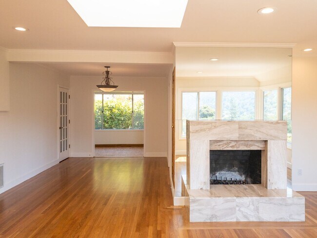 Building Photo - Handsome 4 bed/3 bath, 3-Level Home! PLUS ...