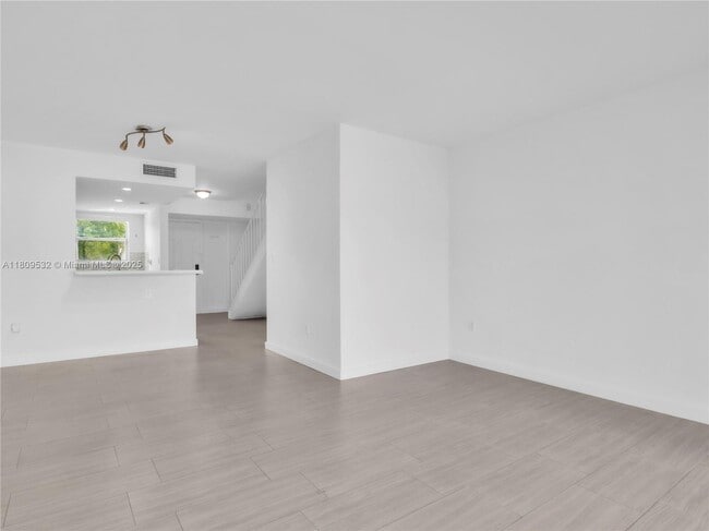 Building Photo - 9373 Fontainebleau Blvd