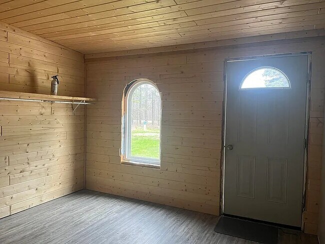 Foto del edificio - 2824 E 3 Mile Rd