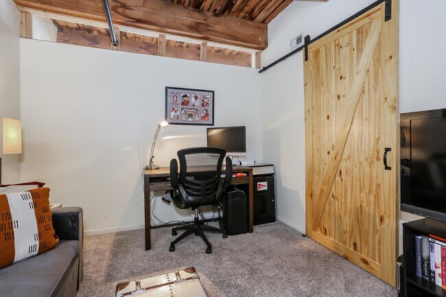 Building Photo - 1250 W Van Buren St