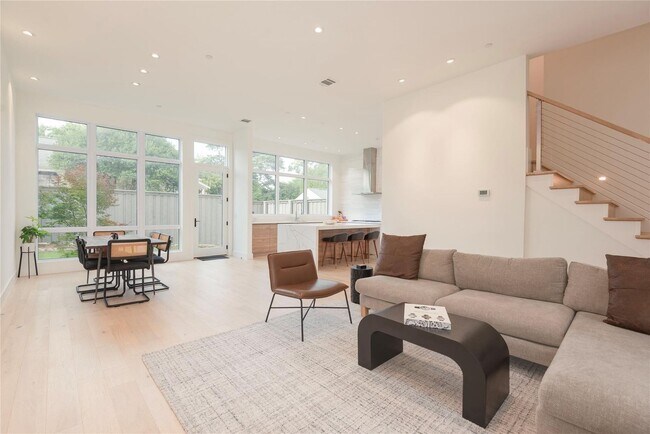 Building Photo - Elegant Townhome with Private Backyard Oasis