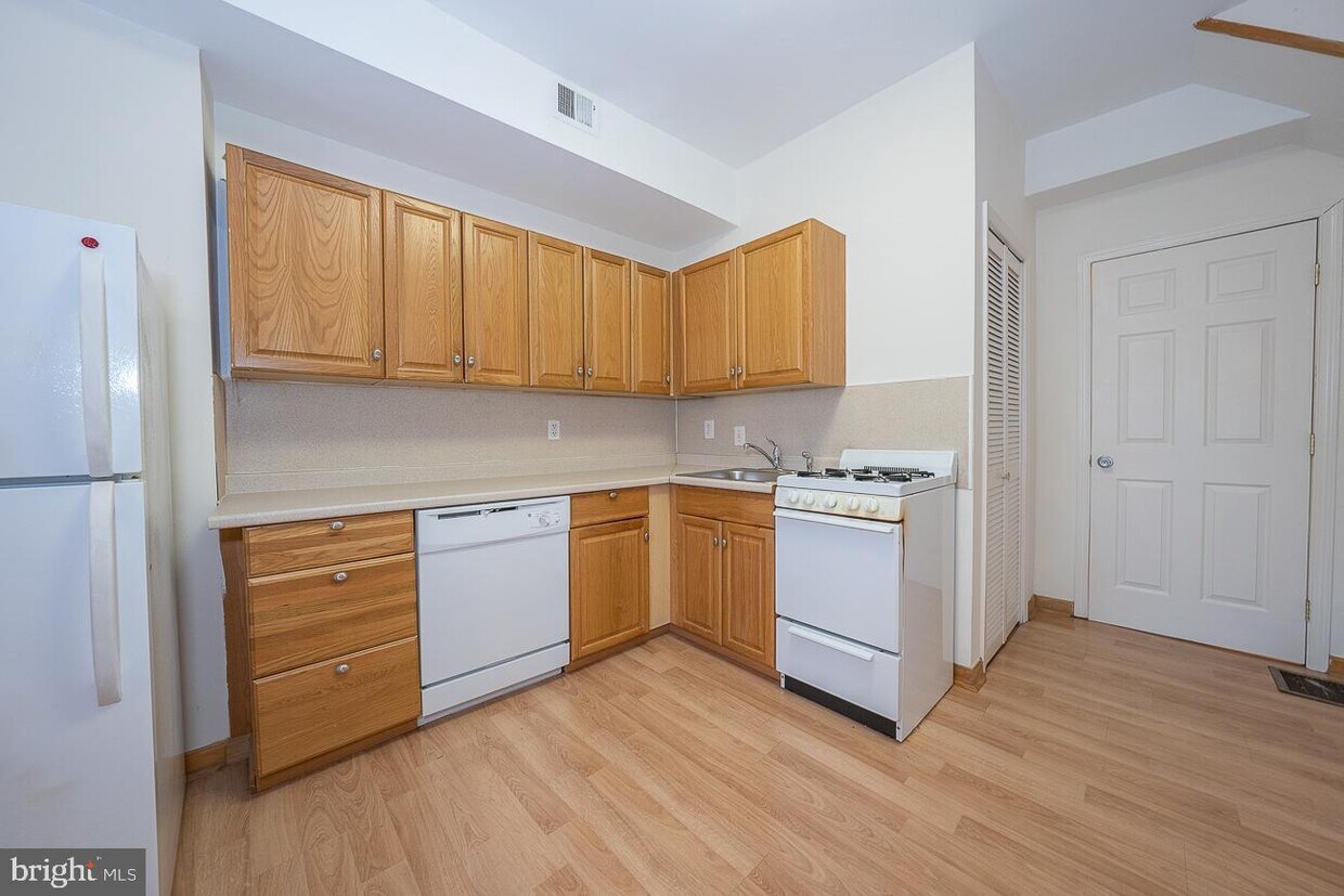 Primary Photo - 2043 Green St