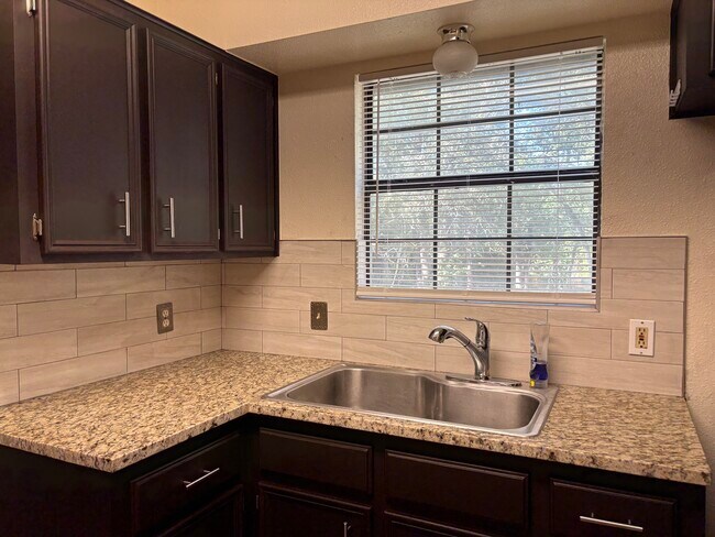 Foto del edificio - 489 Northwood Cir