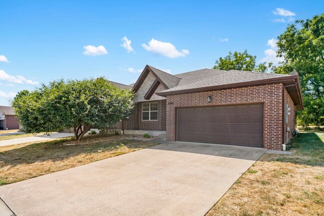 Building Photo - Ozark 2 Bedroom 2 Bathroom 2 Car Garage