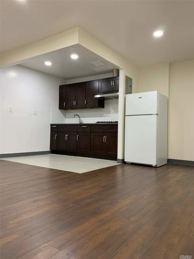 Foto del edificio - 144-23 Barclay Ave