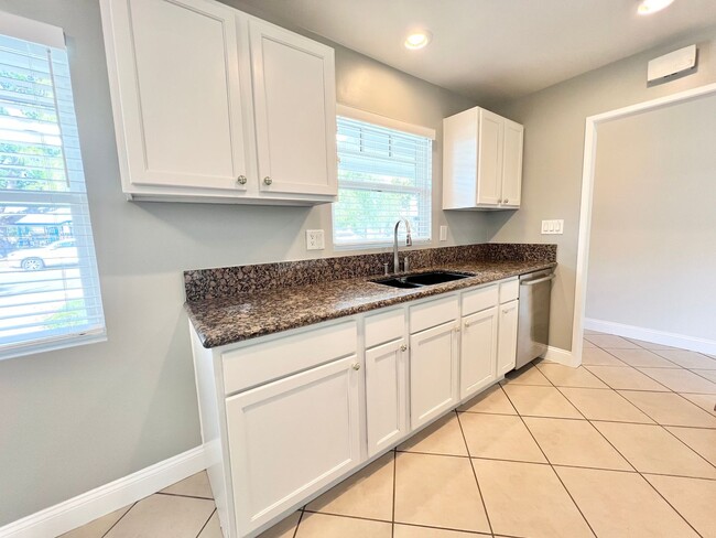 Building Photo - Inviting 3-Bedroom House in El Dorado - Massive Yard & Garage