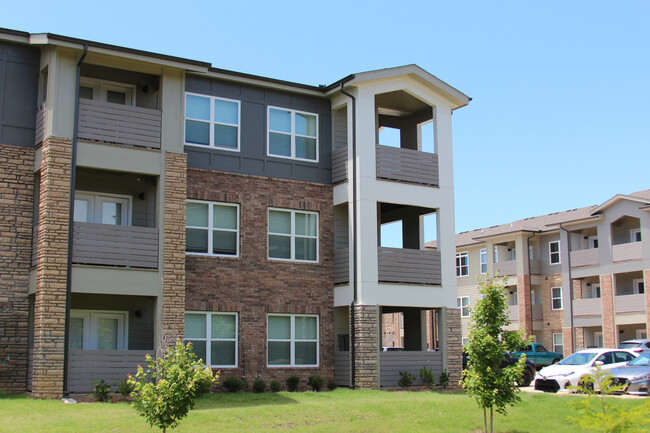 Building Photo - Vantage Center North