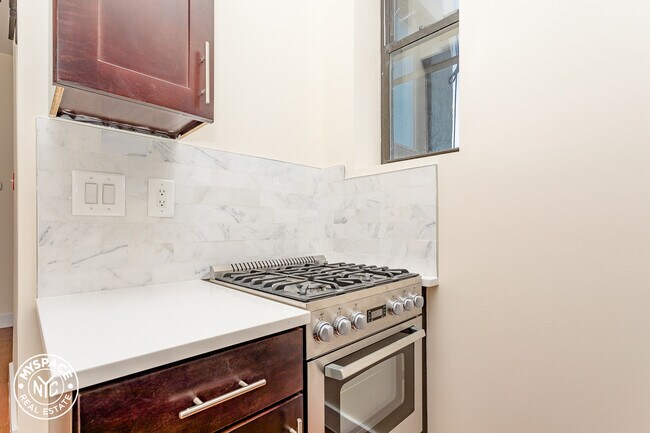 Building Photo - 1044 Flushing Ave