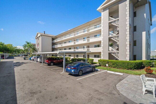 Foto del edificio - Stunning 2 beds 2 baths condo with lake view in Fort Myers