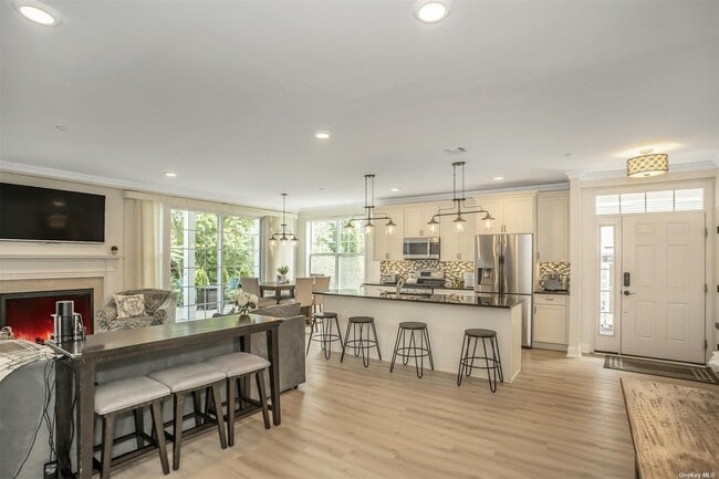 Building Photo - 1801 Townhome Wy