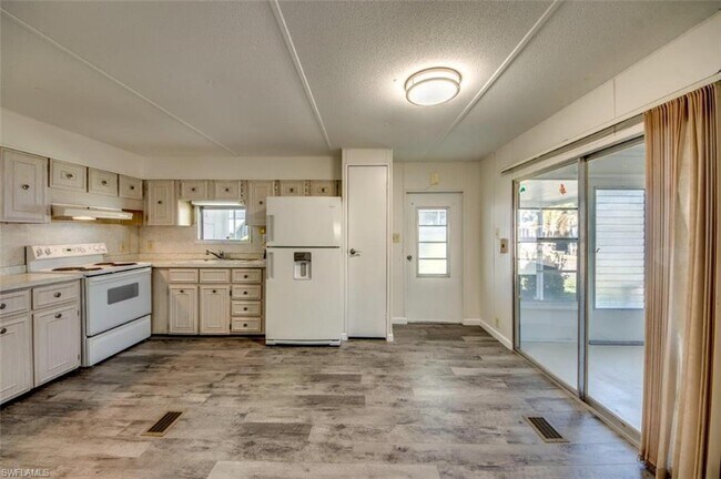 Foto del edificio - 3318 Rainbow Ln