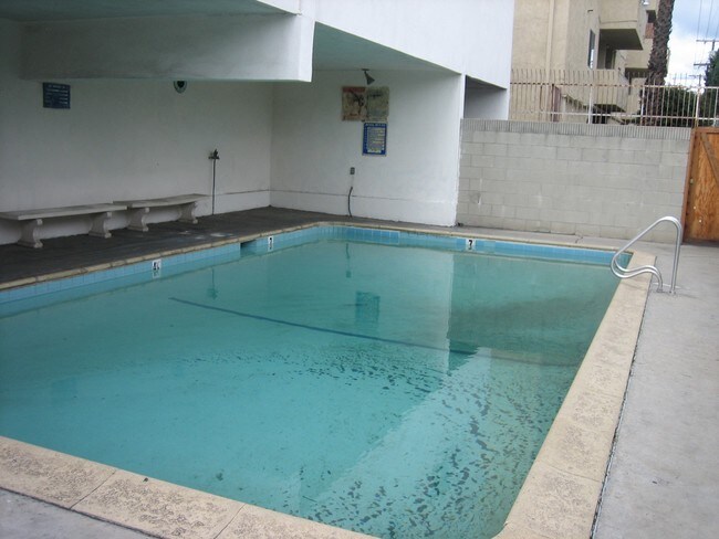 Foto del edificio - 730 N Mariposa Ave