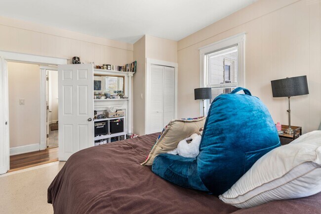 Building Photo - Spacious Sunlit Cambridgeport 5 Bed/2Bath ...