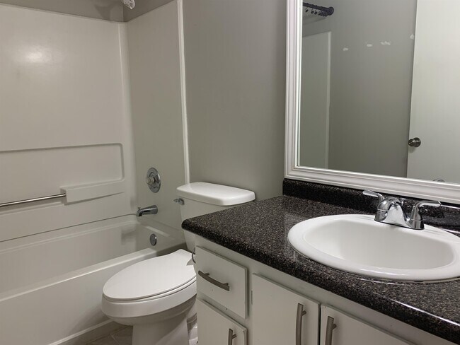 Foto del edificio - 805 Hidden Hollow Cir
