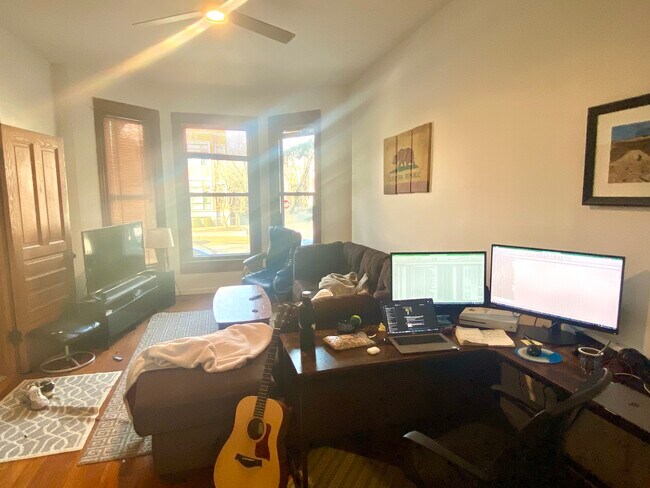 Building Photo - 1033 W Wellington Ave