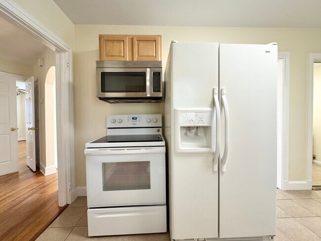 Building Photo - Unique 3 Bedroom on Large Lot with Detache...
