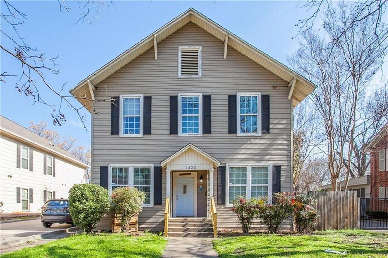 Foto principal - HUGE 7-Bedroom House Just Blocks from Campus!