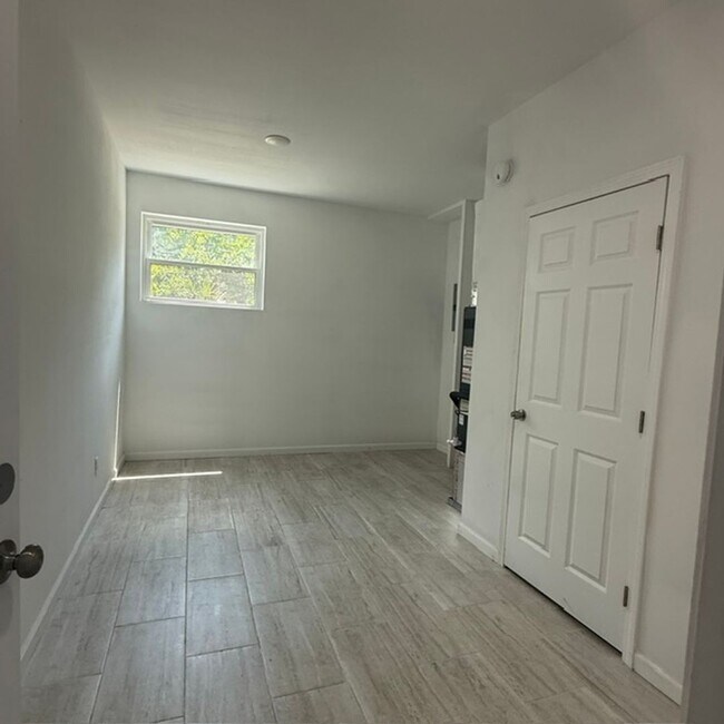 Foto del edificio - 1 Bedroom, 1 Bath Cottage w/garage