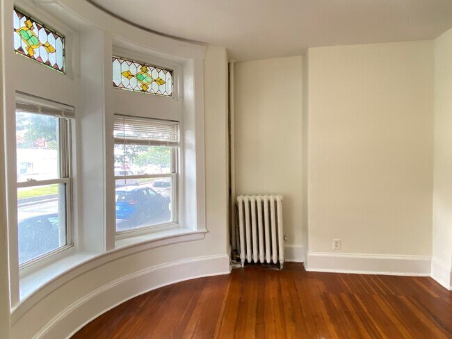 Foto del edificio - Large, sunny 1 bedroom unit located next t...