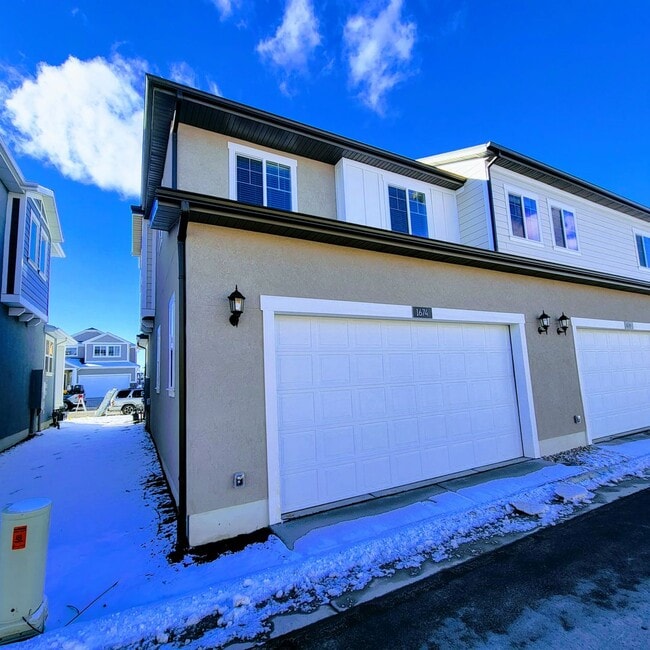 Building Photo - Incredible IVORY TOWNHOME!!