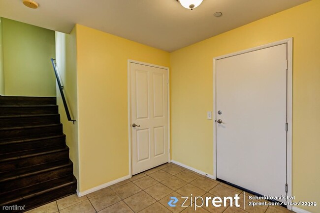 Building Photo - 2 br, 2.5 bath Townhome - 1075 North Macla...