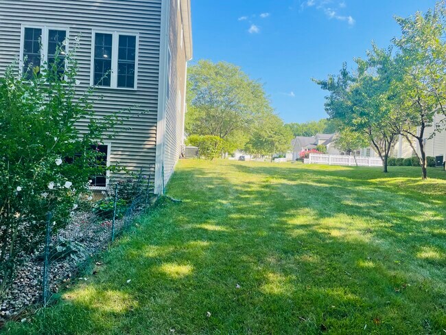 Foto del edificio - 5670 Honey Locust Dr