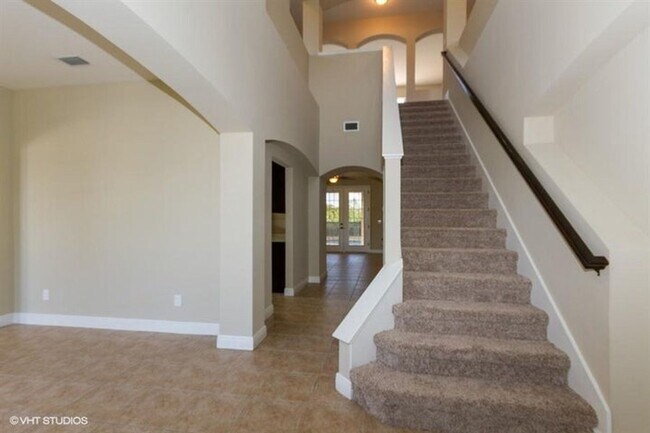 Building Photo - 5 Bedroom, 3 Bath Pool Home with over 3600...