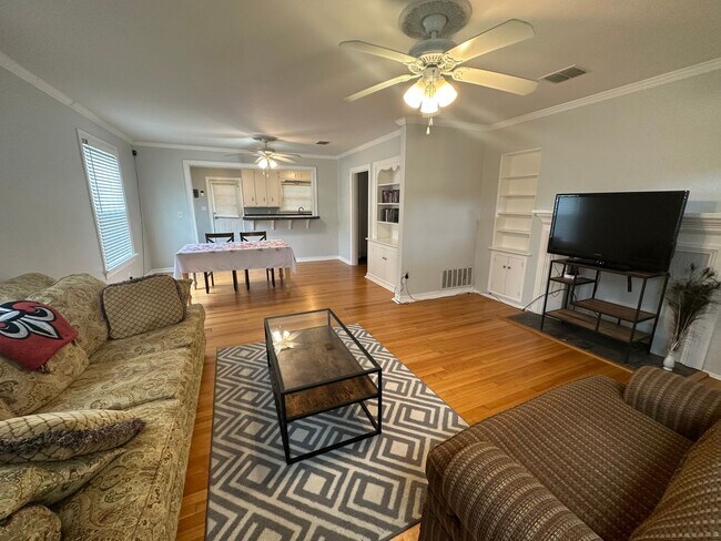 Building Photo - Beautiful 3 Bedroom South Highland House
