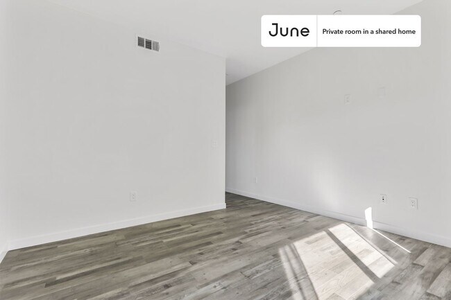 Foto del edificio - Room in Shared 5 bed/7 bath home
