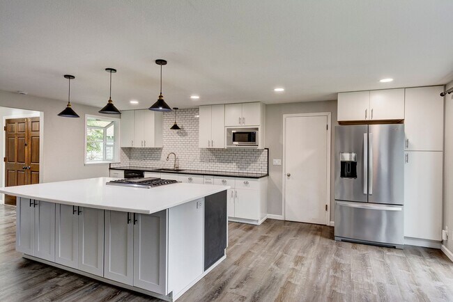 Foto del edificio - Spacious 3 Bedroom 2 Bath in desirable neighborhood