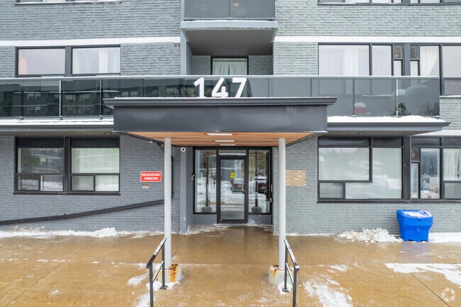 Entrée - 145 & 147 Wellington St.