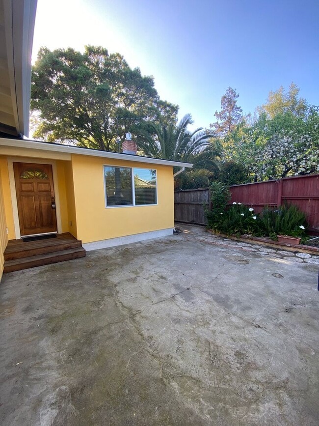 Foto del edificio - Bright & Cheery 2 Bedroom Home