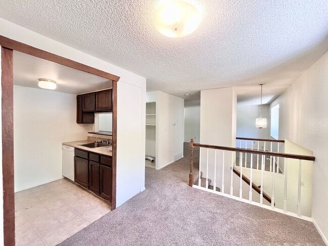 Building Photo - Great 2 bedroom 1 bathroom Duplex with att...