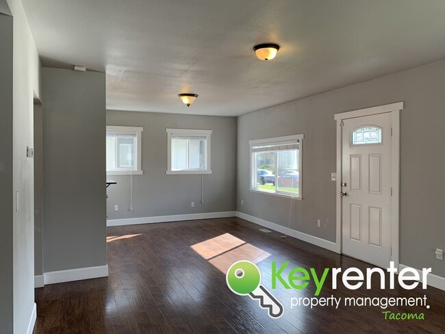 Building Photo - Centrally Located 3Bed/1.5Bath Tacoma Home!