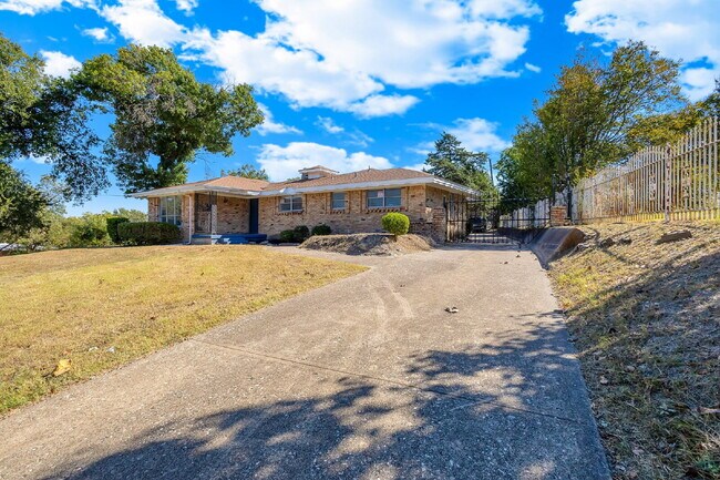 Foto del edificio - Beautiful Single-Story Home for Rent in Dallas | 3 Bedrooms | Living Room | Dining Room + Large G...