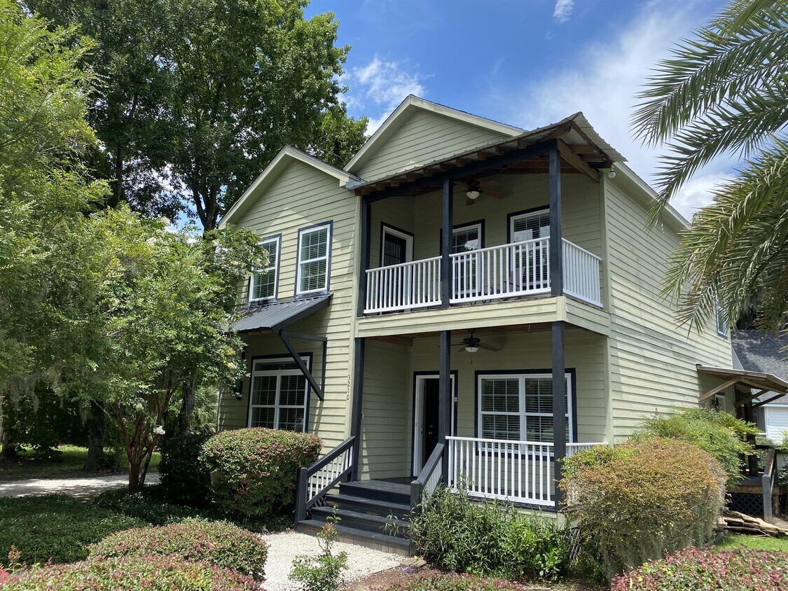 Primary Photo - 3210 Robertson Ave