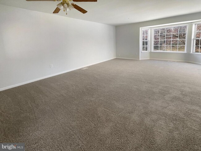 Sala de estar (sin decoración) - 2.º piso - 2541 Markham Ln