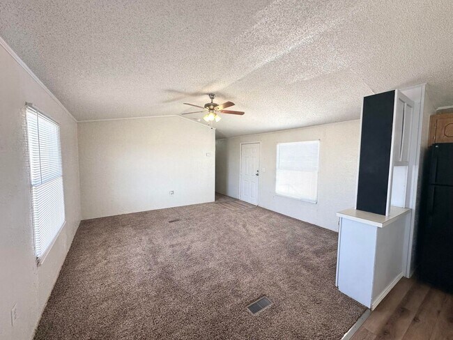 Foto del edificio - 3 Bed 2 Bath Sitting on 2 Acres