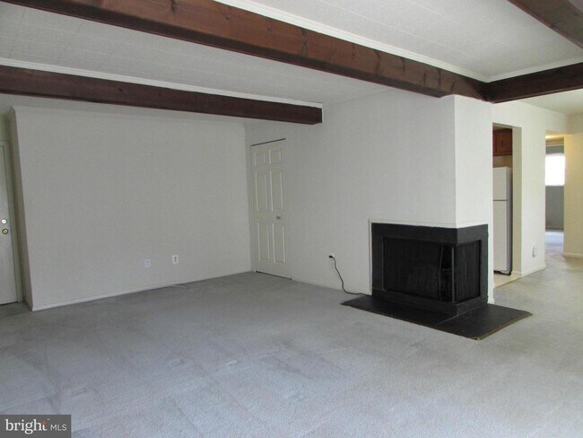Building Photo - 16 Warren Lodge Ct