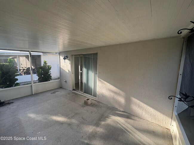 Building Photo - 2129 Redwood Cir