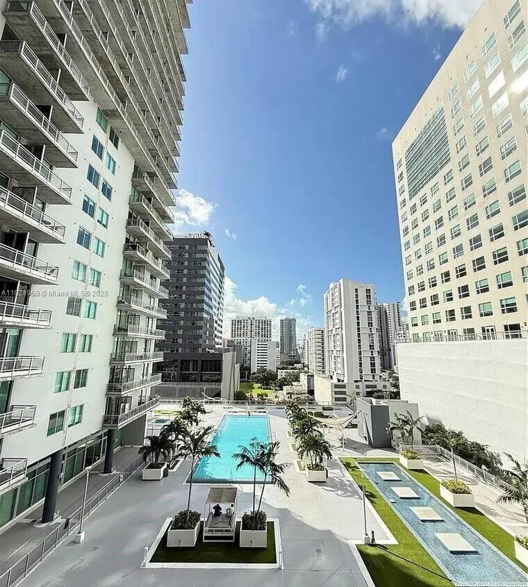 Foto principal - 690 SW 1st Ct
