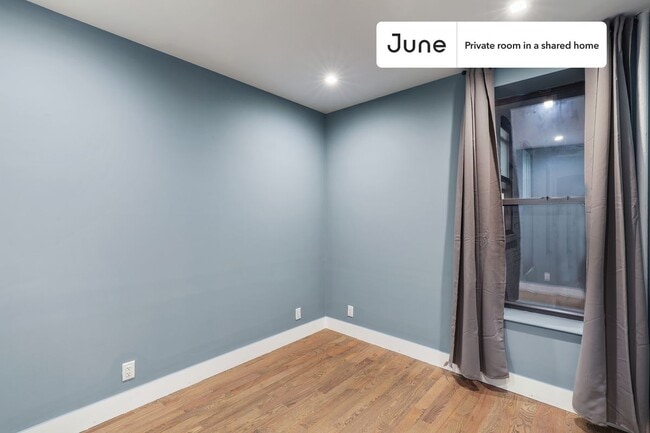 Building Photo - Private bedroom in 4 bed/2 bath Home