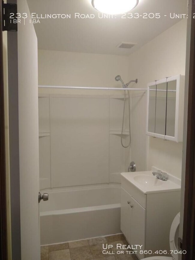 233 Ellington Rd Unit 233205, East Hartford, CT 06108 Room for