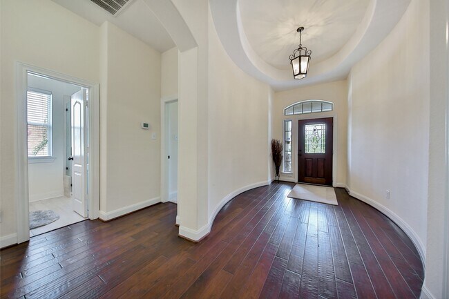 Building Photo - 102 Buck Trail Pl