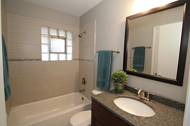 Baño renovado con azulejos de cerámica. - 2670 N 116th St