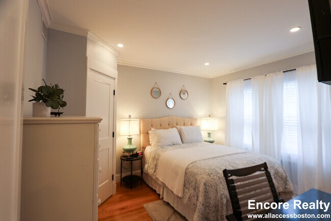 Foto del edificio - 247 Savin Hill Ave