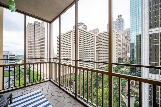 Foto del edificio - 300 W Peachtree St NW