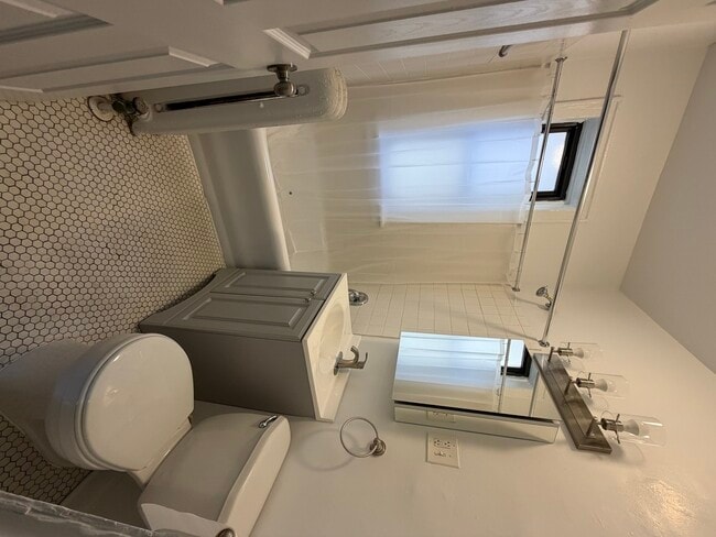 Building Photo - 635 W Roscoe St