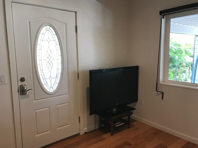 Entrada - 1876 Mott-Smith Dr