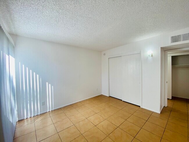 Foto del edificio - Spacious Townhome Style Home with Large Ya...